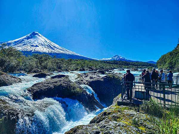 페트로우에Petrohue폭포 오소르노화산의 하얀 설산 밑으로 거칠게 내려온 강물이 전망데크 끝의 짧은 절벽에서 힘차게 떨어져 굽이치며 내려간다. 파워풀한 강물, 역동적인 절경이다.