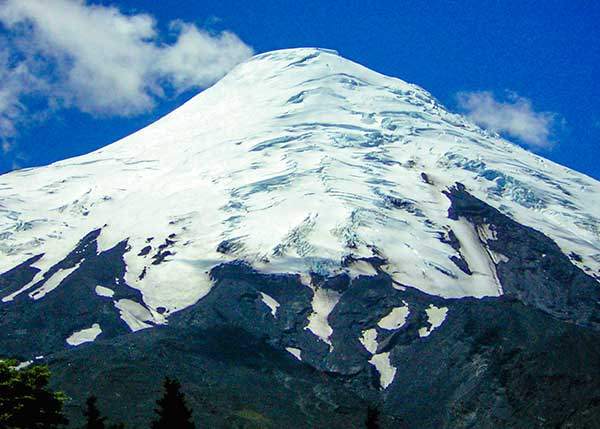 오소르노화산 정상 뜨겁게 폭발한 후 차갑게 눈에 덮인 정상. 사진 루벤브리토