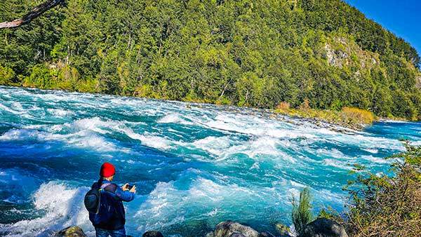 페트로우에강 폭포를 통과하며 에너지가 폭발한 강물이 격렬하게 요동치며 내려간다. 마음의 근심도 함께 쓸려갔으면 좋겠다.