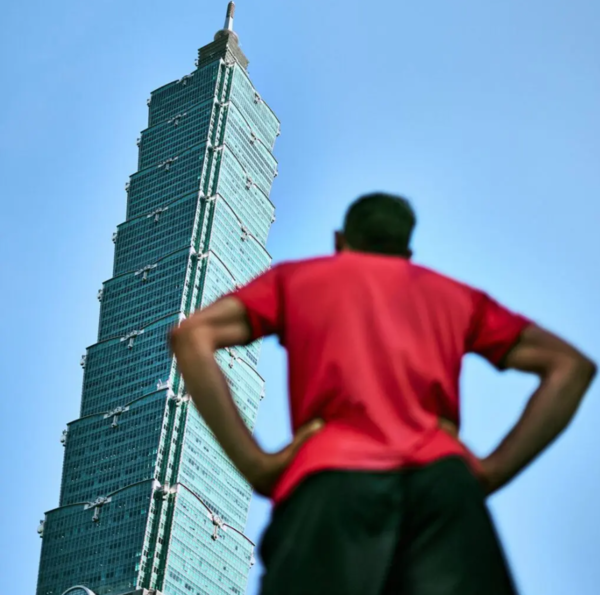 지난 1월 25일 대만의 타이베이101 빌딩을 프리솔로로 오른 알렉스 호놀드. 그의 앞에 솟은 빌딩이 타이베이101이다.