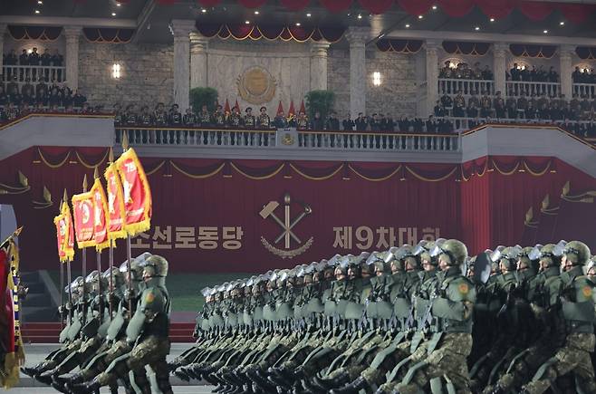 북한군 장병들이 25일 평양 김일성광장에서 열린 노동당 제9차 대회 열병식에서 행진하고 있다. 노동신문·뉴스1