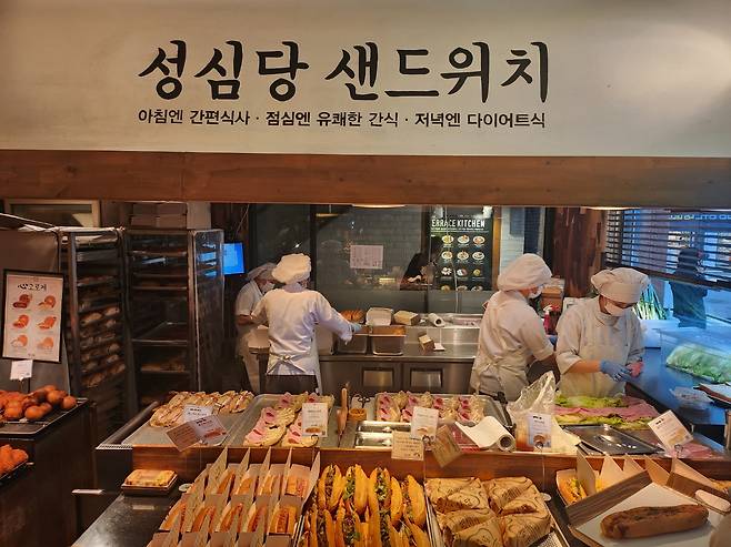 대전 중구 성심당 본점 매대에 갓 구운 빵들이 진열돼 있다. 대표 메뉴인 튀김소보로와 단팥빵을 비롯 다양한 제품이 손님을 기다리고 있다. 김현주 기자