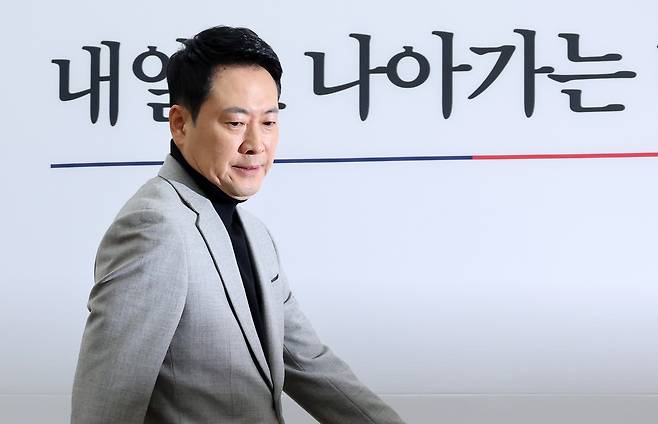 국민의힘 장동혁 대표가 지난 26일 서울 여의도 국회에서 열린 최고위원회의에 입장하고 있다. 연합뉴스