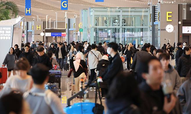 삼일절을 포함한 연휴가 시작된 27일 인천국제공항 출국장이 해외로 나가려는 여행객 등으로 붐비고 있다. 연합뉴스