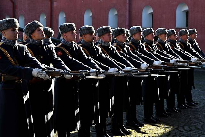 러시아 상트페테르부르크에서 의장대 병사들이 근무 교대식에 참여하고 있다. 러시아는 우크라이나 전쟁 장기화 속 병력 확보 정책을 강화하고 있다는 분석이 나온다. AFP 연합뉴스