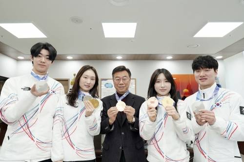 “올림픽 감동 시민과 함께” - 지난 동계올림픽에서 5개의 메달을 합작한 경기도 성남시청 빙상팀 쇼트트랙 선수들이 27일 성남시청에서 팬사인회를 열고 신상진 성남시장과 기념사진을 찍고 있다.왼쪽부터 이준서–최민정-신상진 성남시장-김길리-이정민-이준서 선수.