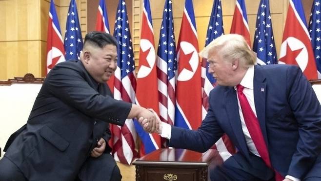 2019년 판문점에서 김정은 북한 국무위원장과 도널드 트럼프 미국 대통령이 만나 악수하고 있다. 연합뉴스