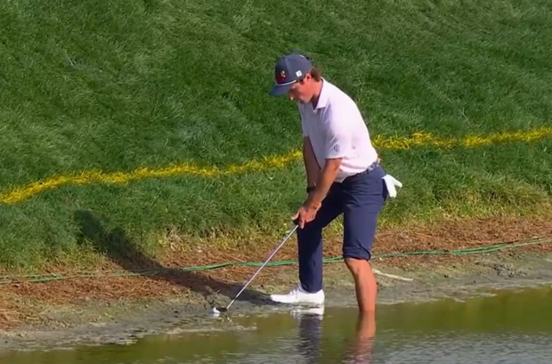 데이비드 포드가 26일(현지 시간) 미국 플로리다주 팜비치가든스의 PGA 내셔널 챔피언 코스(파71)에서 열린 PGA 투어 코그니전트 클래식 1라운드 17번 홀 그린 주변 연못에서 샷을 하고 있다. PGA 투어 홈페이지 캡처