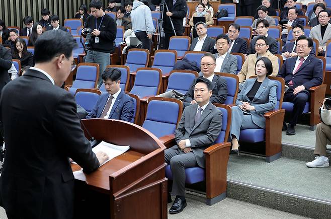 국민의힘 장동혁 대표가 2월23일 국회에서 열린 의원총회에서 송언석 원내대표의 발언을 경청하고 있다. ⓒ연합뉴스