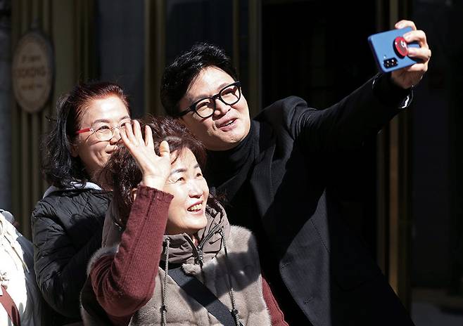2월25일 대구 중구 교동을 찾은 한동훈 전 국민의힘 대표가 시민들과 셀카를 찍고 있다. ⓒ연합뉴스