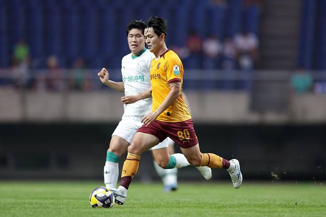 광주 주세종(앞)이 지난해 8월 대전하나시티즌과 홈경기 도중 드리블하고 있다. 사진제공|한국프로축구연맹