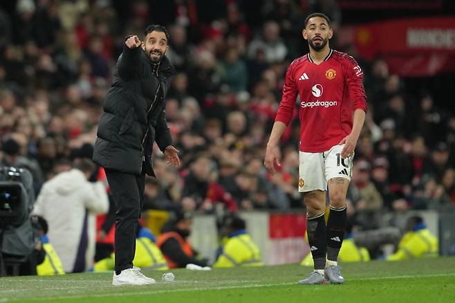 글로벌 스포츠 매체 디애슬레틱은 27일(한국시간) “맨유는 후벵 아모림 감독과 코칭스태프에게 최대 1590만 파운드(약 308억 원)를 지불해야 한다”고 밝혔다. 맨체스터|AP뉴시스