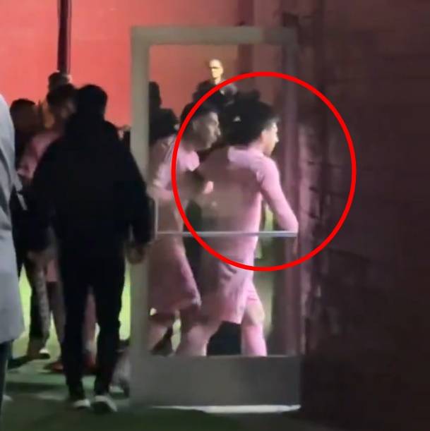 심판실 난입 시도 의혹을 받았던 리오넬 메시(빨간색 동그라미 안). 메시를 말리는 루이스 수아레스.  사진=인터 마이애미 뉴스 허브 SNS 캡처