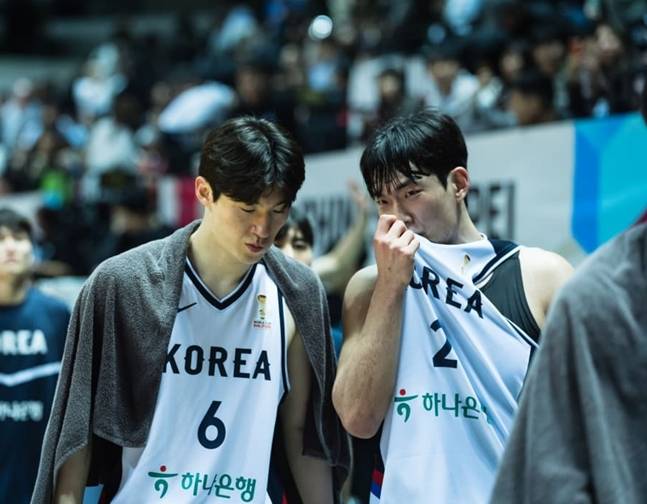 경기 종료 직후 아쉬워하는 이정현(왼쪽)과 신승민. /사진=FIBA 공식 홈페이지
