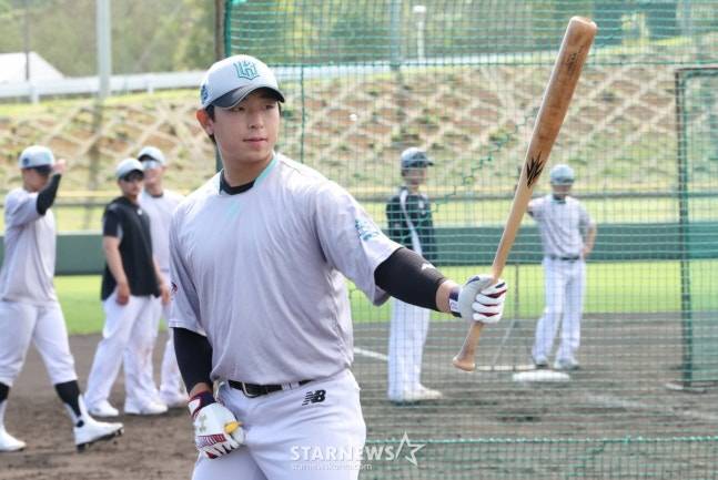 KT 위즈가 26일 일본 오키나와현 우루마 쿠시카와 야구장에서 스프링캠프 일정을 진행했다.  이강민이 밝은 표정으로 타격 훈련을 하고 있다. /사진=김진경 대기자