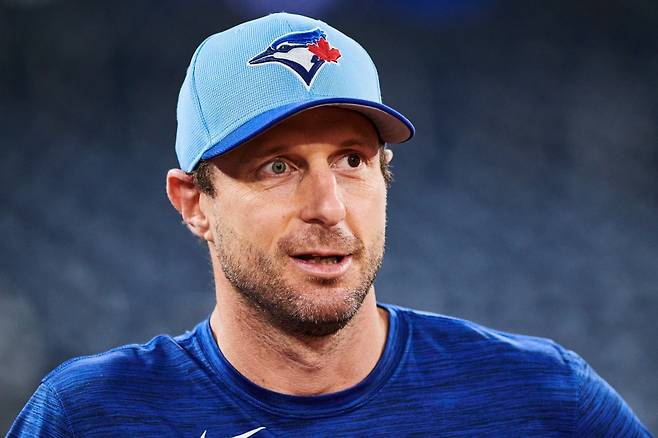 미국 메이저리그(MLB)의 '리빙 레전드' 맥스 슈어저가 26일 원소속팀 토론토 블루제이스와 1년 최대 1300만 달러에 재계약을 체결했다. 슈어저의 계약 소식이 전해진 이후 그의 아내 에리카는 딸 브룩이 지난해 말 토론토 구단에 보냈던 편지를 공개했다. AP 연합뉴스