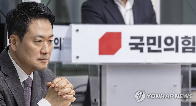 생각에 잠긴 장동혁 (서울=연합뉴스) 황광모 기자 = 국민의힘 장동혁 대표가 23일 서울 여의도 중앙당사에서 열린 제9회 전국동시지방선거 중앙당 공천관리위원회 공천 혁신 서약식에 참석해 생각에 잠겨 있다. 2026.2.23 hkmpooh@yna.co.kr