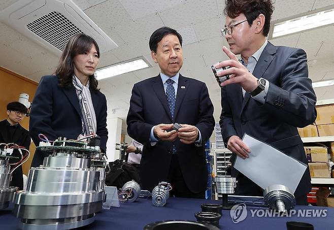 로봇 회사 방문한 구윤철 부총리 (서울=연합뉴스) 이재희 기자 = 구윤철 부총리 겸 재정경제부 장관(가운데)이 27일 서울 성동구 뉴로메카 연구실을 방문해 로봇 부품의 설명을 듣고 있다. 2026.2.27 scape@yna.co.kr