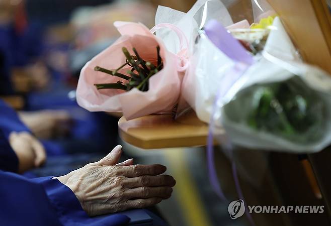 조금 늦은 졸업 (서울=연합뉴스) 신준희 기자 = 27일 서울 용산구 숙명여자대학교에서 열린 2025학년도 미래교육원 졸업식. 
    85세 만학도인 김정자 할머니가 두 손을 모으고 있다. 2026.2.27 hama@yna.co.kr