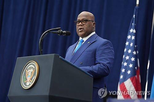 펠릭스 치세케디 민주콩고 대통령 (워싱턴DC AP=연합뉴스) 2025년 12월 4일 미국 평화연구소(USIP) 건물에서 열린 '워싱턴 협정' 서명식에 참석해 연설하는 펠릭스 치세케디(왼쪽) 민주콩고 대통령. (AP Photo/Evan Vucci) 2026.2.27. (AP Photo/Evan Vucci)