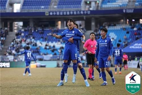 28일 수원월드컵경기장에서 열린 프로축구 하나은행 K리그2 2026 1라운드 경기에서 수원 삼성의 강형묵이 서울 이랜드를 상대로 역전 결승골을 터트린 뒤 기뻐하고 있다. /한국프로축구연맹 제공