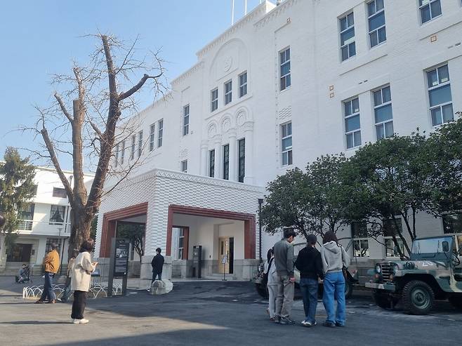 28일 광주광역시 동구 옛전남도청에 방문객들의 발길이 이어지고 있다. 김석희 기자