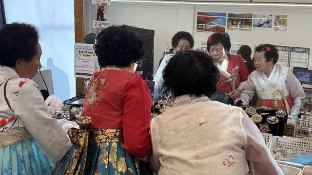 지난 26일 지난 26일 옛 전북도지사 관사인 하얀양옥집에서 ‘서툴지만 반가운, 나의 예술!‘ 전시회 관련 행사에 초대 받은 완주 화정마을 어르신들이 한복 체험을 즐기고 있다. 박현우 기자