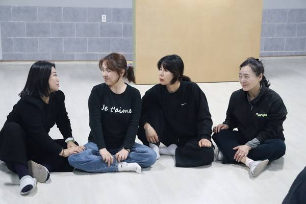 김해 극단 초콜릿나무 의 첫 경연극제 출품작 <깡한 여자들!> 한 장면. /주성희 기자