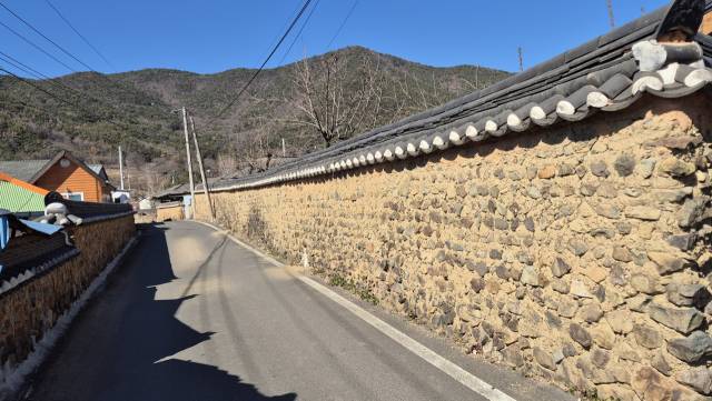 퇴로마을 돌담길.