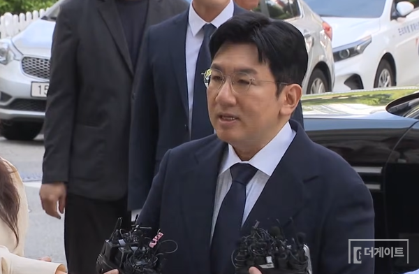 검찰에 출두한 방시혁 하이브 의장