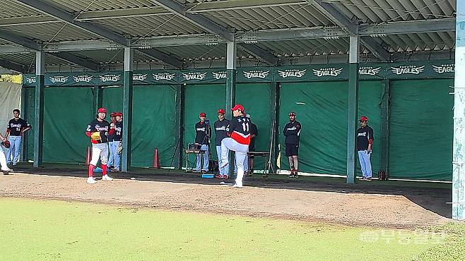 28일 피칭 훈련 중인 김범수와 조상우.