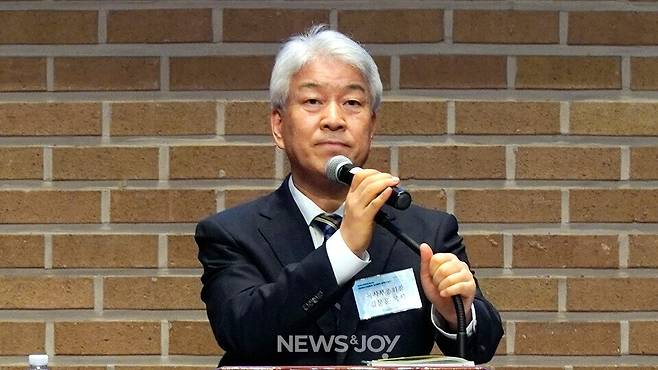 포도원교회 김문훈 목사가 2월 27일 당회에 사임서를 제출하고 담임목사직에서 물러났다. 뉴스앤조이 안디도