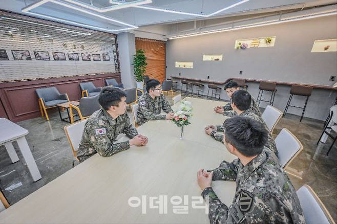 공간력을 통해 개선된 11사단 시범부대의 쉼터에서 장병들이 토의를 하고 있다. (사진=육군)