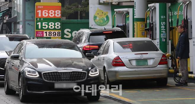 [이데일리 방인권 기자] 서울의 한 주유소를 찾은 시민들이 차량에 주유를 하고 있다.