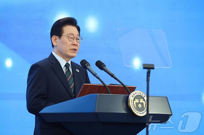 이재명 대통령이 27일 전북 군산시 새만금 컨벤션센터에서 열린 새만금 로봇·수소·AI 시티 투자협약식에서 축사를 하고 있다. 2026.2.27 ⓒ 뉴스1 이재명 기자