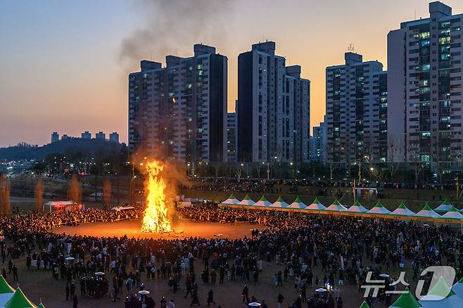 제22회 정월대보름 민속축제 달집태우기 모습.(양천구 제공)