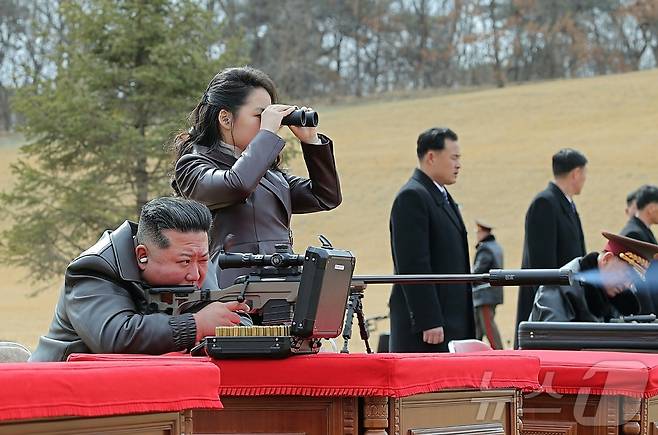 (평양 노동신문=뉴스1) = 북한 노동당 기관지 노동신문은 28일 "조선노동당 총비서이시며 조선민주주의인민공화국 국무위원장이신 경애하는 김정은 동지께서 2월 27일 당 중앙위원회 본부에서 주요 지도간부들과 군사지휘관들을 만나시고 특별히 준비하신 선물을 수여하시였다"라고 보도했다. [국내에서만 사용가능. 재배포 금지. DB 금지. For Use Only in the Republic of Korea. Redistribution Prohibited] rodongphoto@news1.kr