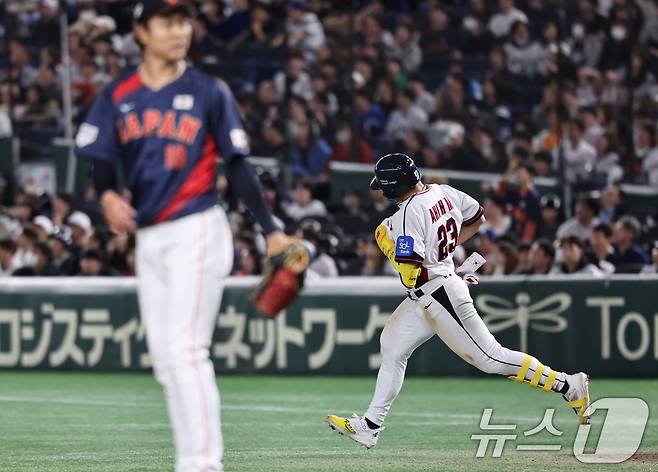 16일 오후 일본 도쿄돔에서 열린 월드베이스볼클래식(WBC) 대비 평가전 '2025 케이 베이스볼 시리즈(K-BASEBALL SERIES)' 일본과의 2차전 경기. 대한민국 안현민이 8회말 1사 주자없는 상황 솔로홈런을 치고 그라운드를 돌고 있다. 2025.11.16 ⓒ 뉴스1 구윤성 기자