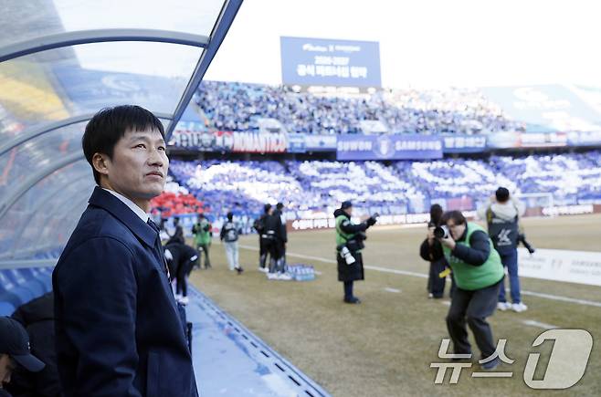 이정효 수원삼성 감독이 28일 오후 경기도 수원시 팔달구 월드컵로 수원월드컵경기장에서 열린 하나은행 K리그2 2026 1라운드 수원삼성과 서울이랜드의 경기에서 피치를 바라보고 있다. 2026.2.28 ⓒ 뉴스1 박정호 기자