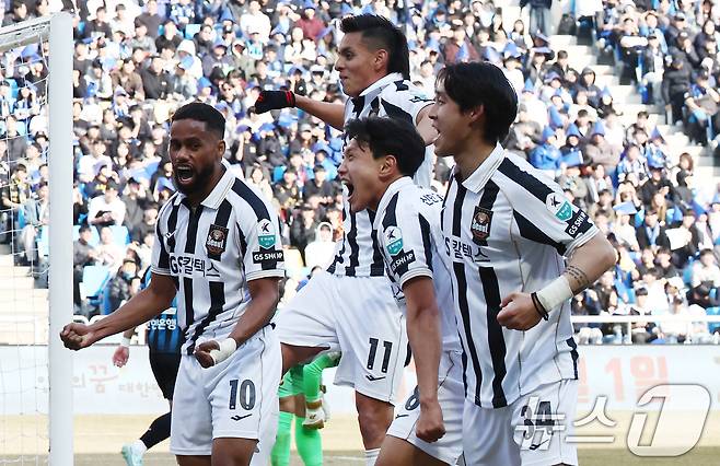 28일 오후 인천시 중구 인천축구전용경기장에서 열린 하나은행 K리그1 2026 공식 개막전 인천 유나이티드와 FC서울의 경기 후반전에서 FC서울 조영욱이 두번째 골을 넣은 뒤 김기동 감독과 기뻐하고 있다. 2026.2.28 ⓒ 뉴스1 김민지 기자