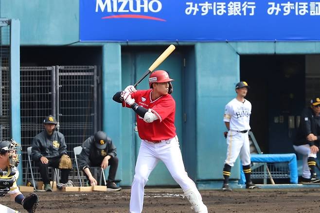 SSG 임근우가 25일 일본 미야자키 아이비 스타디움에서 열린 소트프뱅크와 평가전에서 타격에 임하고 있다. 사진 | SSG 랜더스