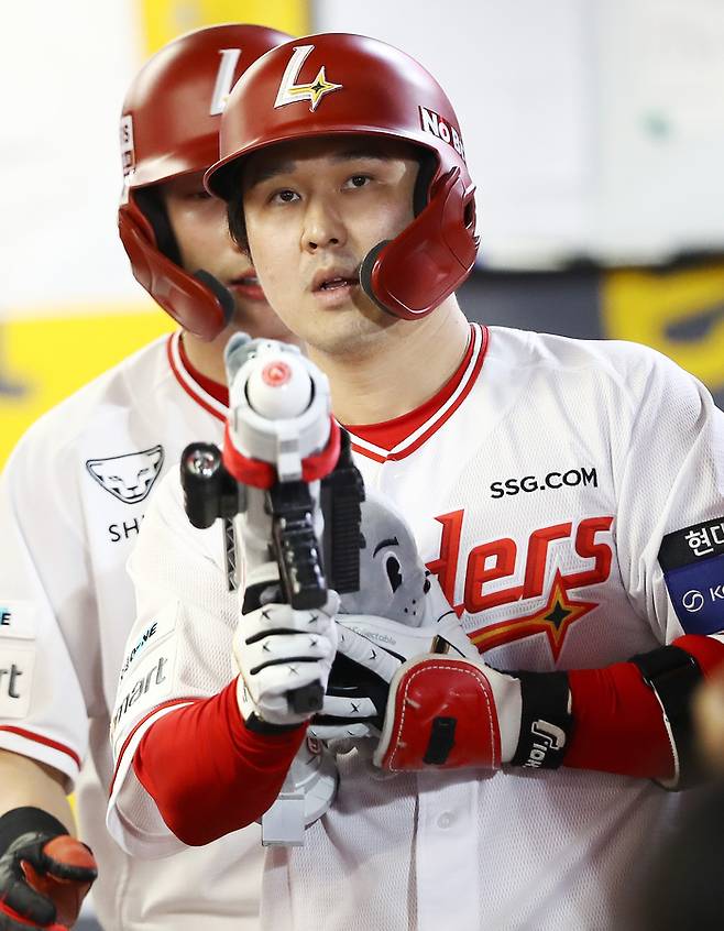 SSG 최정이 홈런을 날린 뒤 더그아웃에서 세레머니를 하고 있다. 사진 | SSG 랜더스