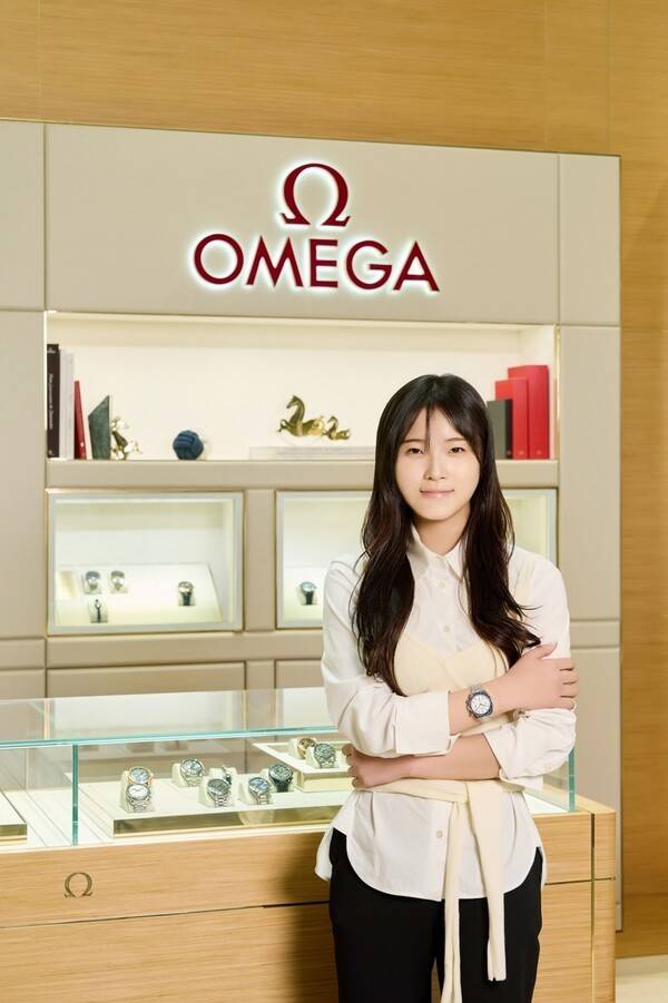 오메가 올림픽 에디션 시계를 받은 최가온. /사진=오메가