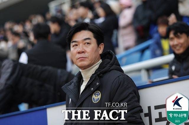 인천 유나이티드 감독 취임 1년 만에 우승하며 팀을 1부리그로 승격시킨 윤정환 감독은 김기동 감독의 FC서울을 상대로 1부 복귀 개막전을 치른다./K리그