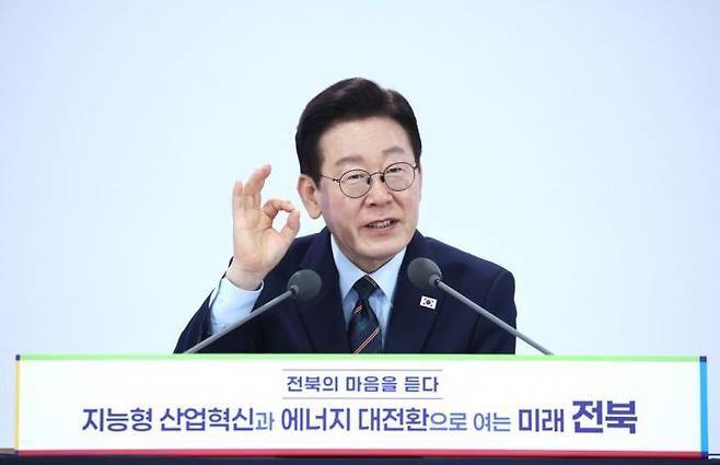 이재명 대통령이 27일 전북 전주시 전북대학교에서 열린 '전북의 마음을 듣다' 타운홀미팅 간담회에서 발언하고 있다. 연합뉴스