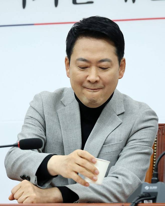 국민의힘 장동혁 대표가 26일 국회에서 열린 최고위원회의에서 모두발언을 마친 뒤 물을 마시고 있다. 연합뉴스