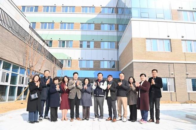 이현재 하남시장이 지난 20일 개교를 앞둔 한홀중학교를 방문해 합동 안전점검을 진행한 후 관계자들과 기념촬영을 하고 있다. 하남시 제공