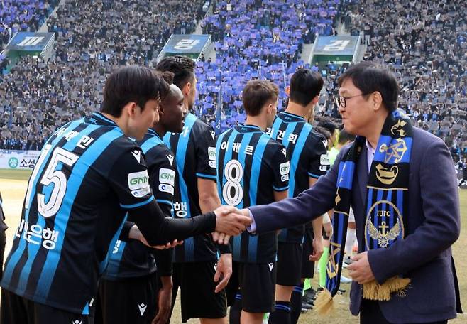 최휘영 문화체육관광부 장관이 28일 인천축구전용경기장에서 열린 2026 K리그1 개막전 인천유나이티드FC와 FC서울의 경기를 찾아 선수를 격려하고 있다. 문화체육관광부