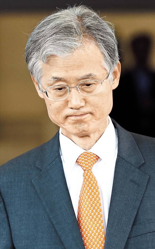 입 굳게 다문 대법원장  27일 오후 조희대 대법원장이 굳은 표정으로 서울 서초구 대법원을 나서고 있다. 이날 국회에서는 더불어민주당 주도로 ‘재판소원법(헌법재판소법 개정안)’이 통과됐다. 헌법재판소가 대법원 확정 판결을 다시 심판할 수 있게 하는 내용이다./뉴스1