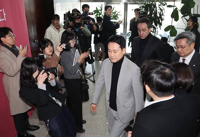 [서울=뉴시스] 김금보 기자 = 장동혁 국민의힘 대표가 26일 오전 서울 여의도 국회에서 중진의원들과 면담을 하기위해 이동하고 있다. 2026.02.26. kgb@newsis.com